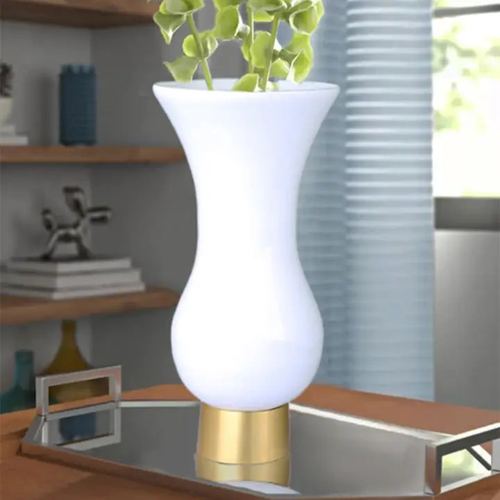 Vase en verre blanc avec base en métal doré