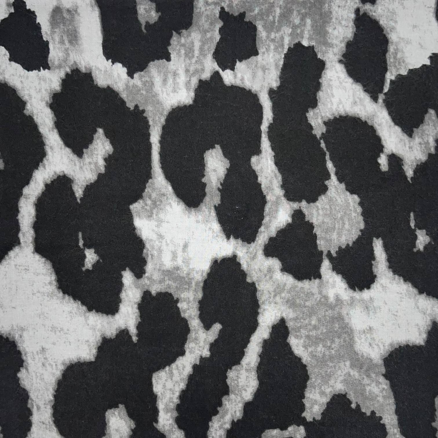 Big leopard print of medium weight scarf