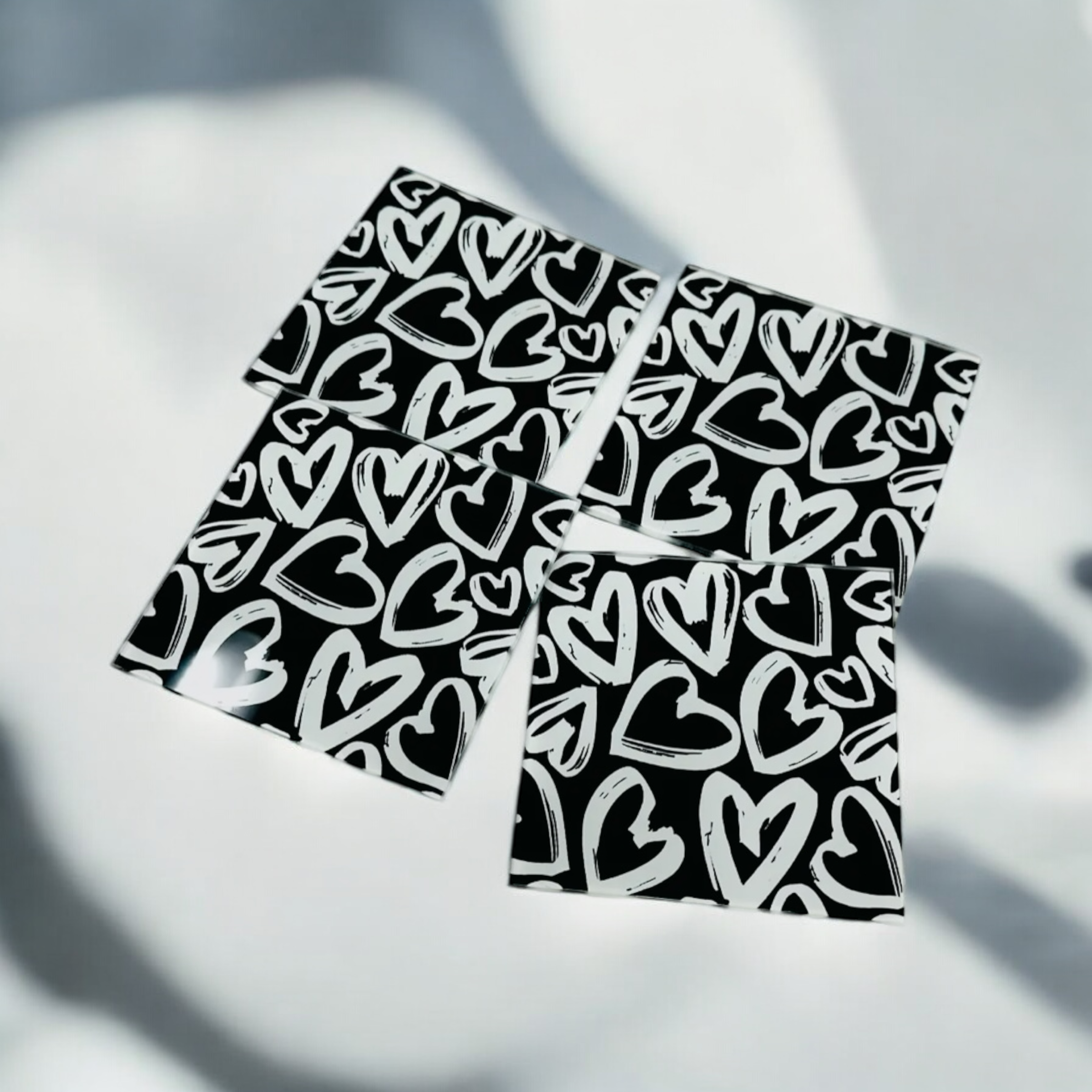 Ensemble de sous-verres cœurs noirs et blancs