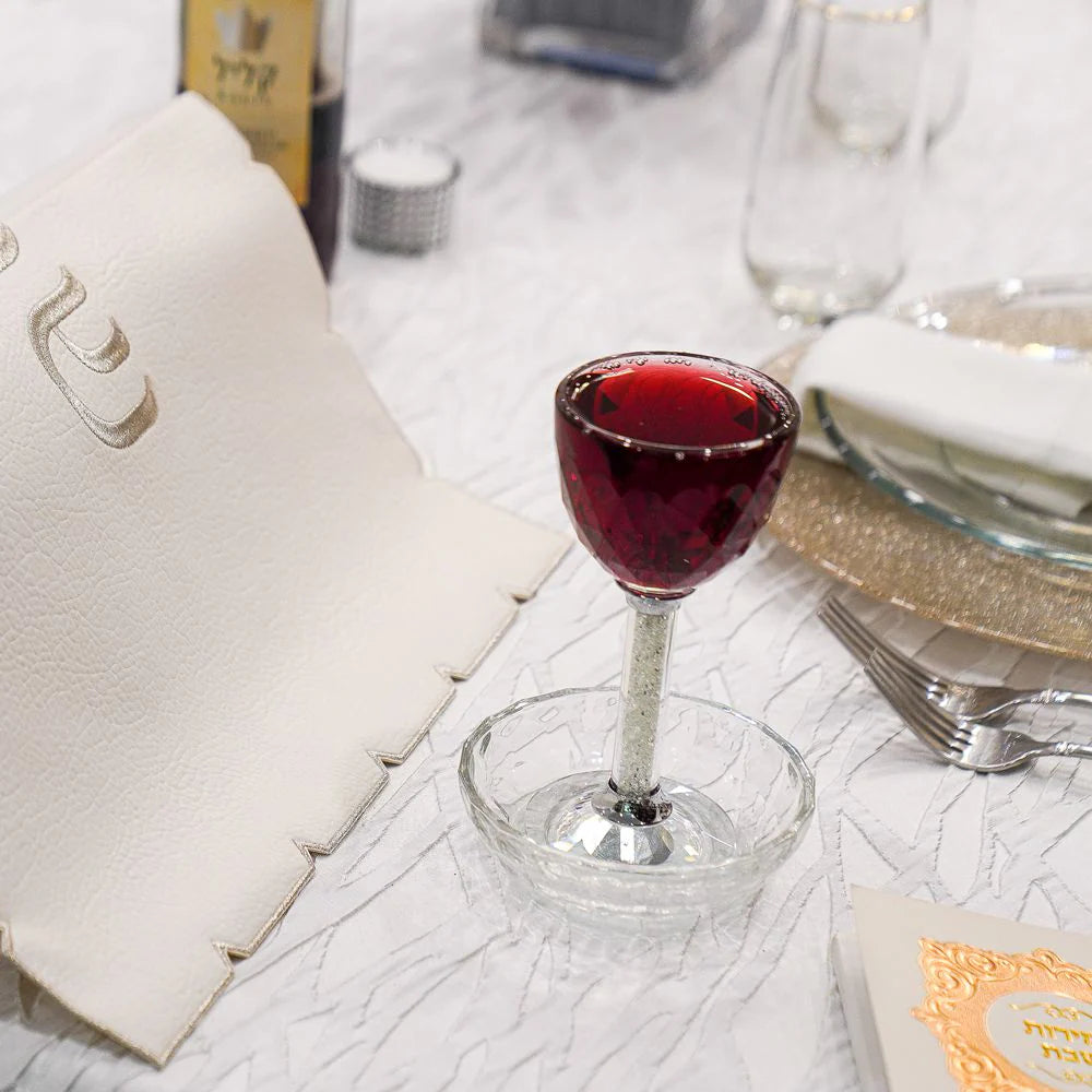 Coupe de Kiddouch en cristal avec pierres précieuses transparentes dans la tige et plateau assorti