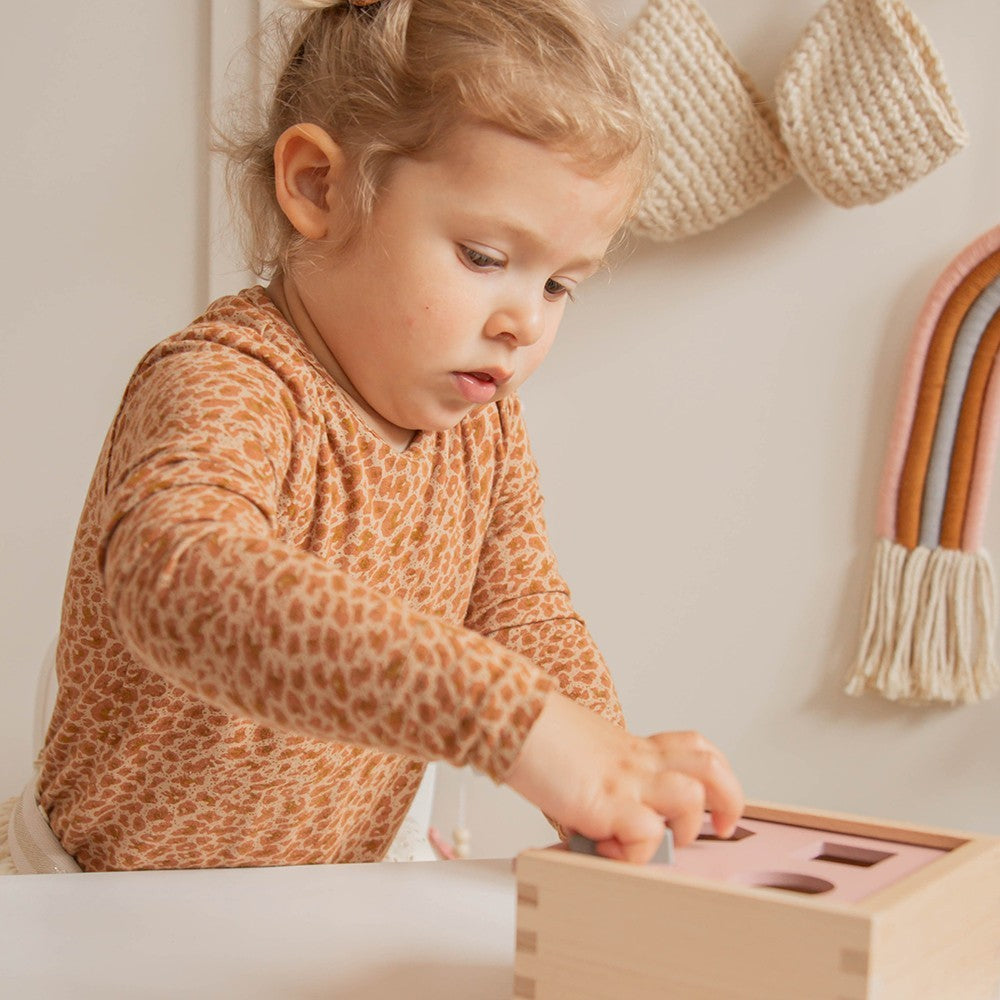 Shape sorting box - pink