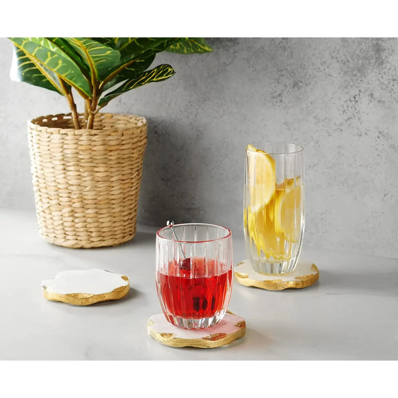 Ensemble de quatre sous-verres ronds en marbre avec bordure dorée