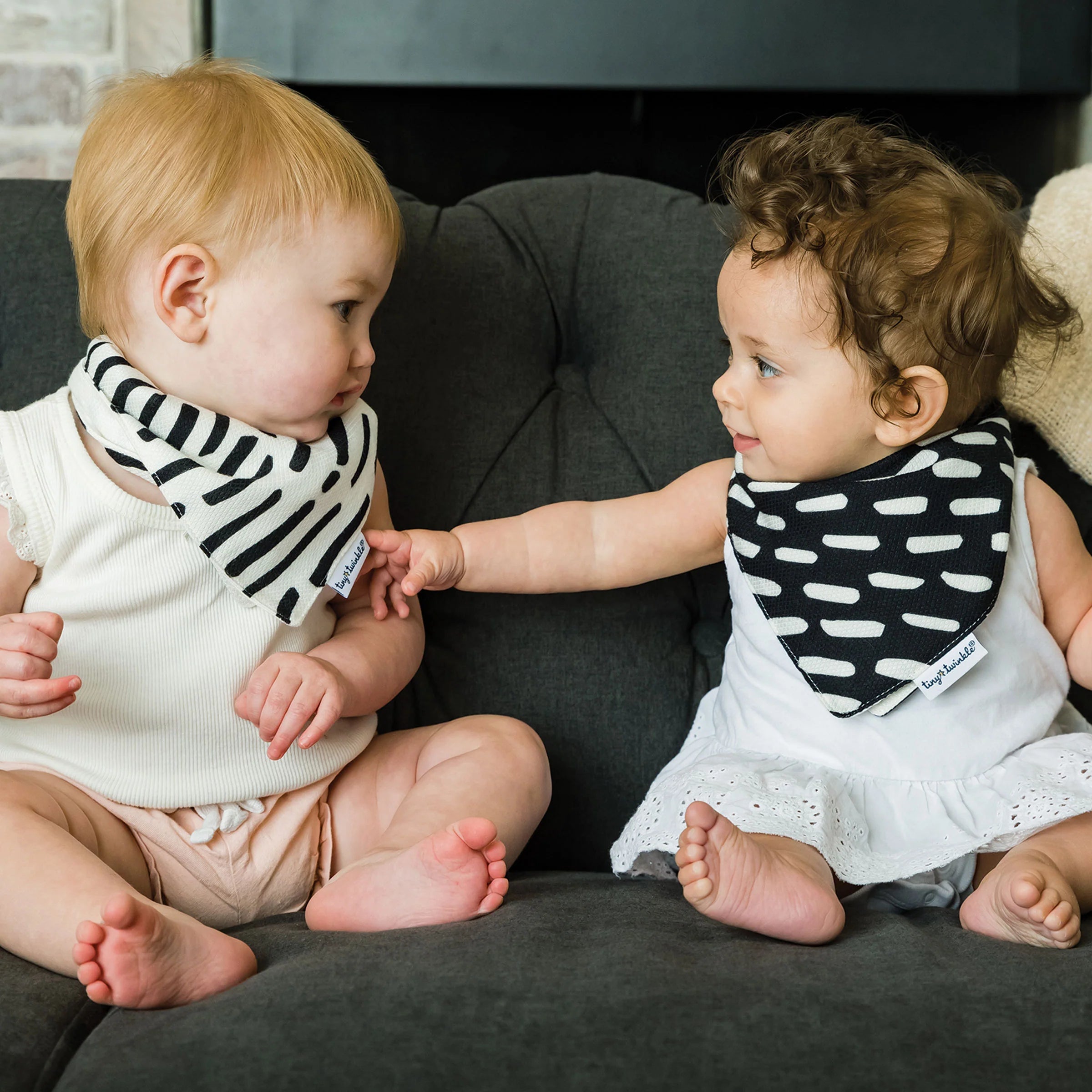 Lot de 2 bavoirs bandanas - Ensemble noir et blanc