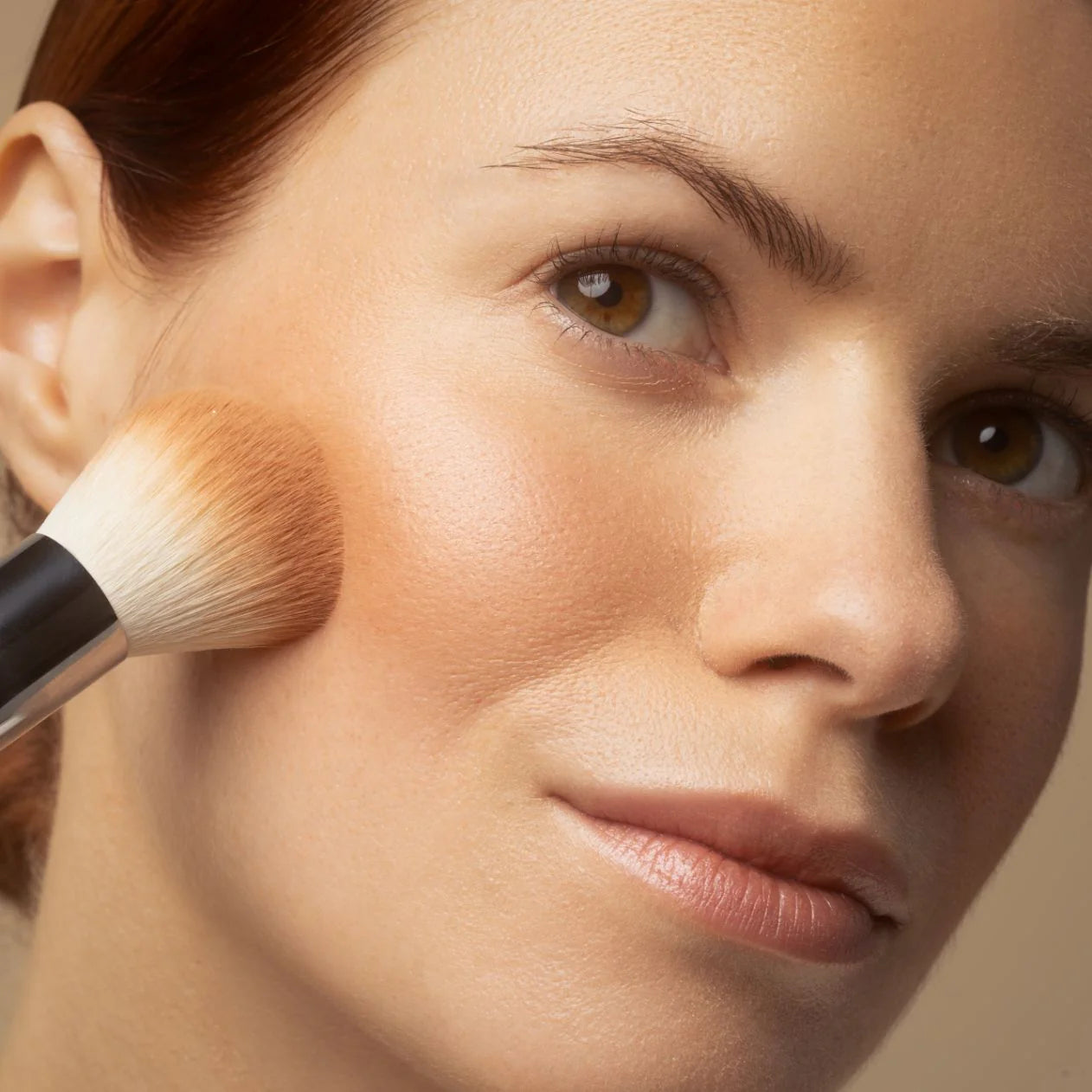 Beauty from bees- pressed mineral bronzer