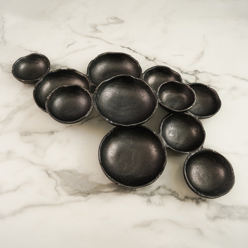 Ensemble de 11 bols et assiettes en aluminium noir