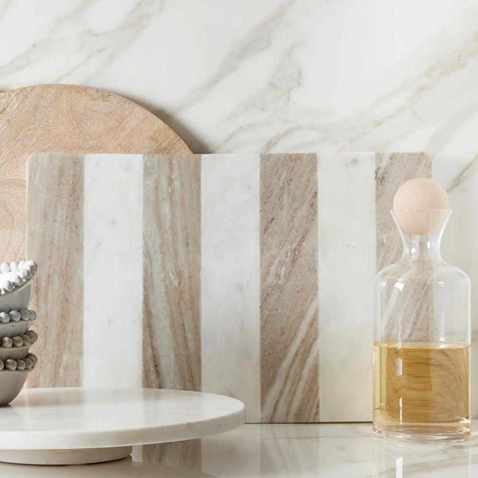 Planche à rayures blanches et beiges en marbre