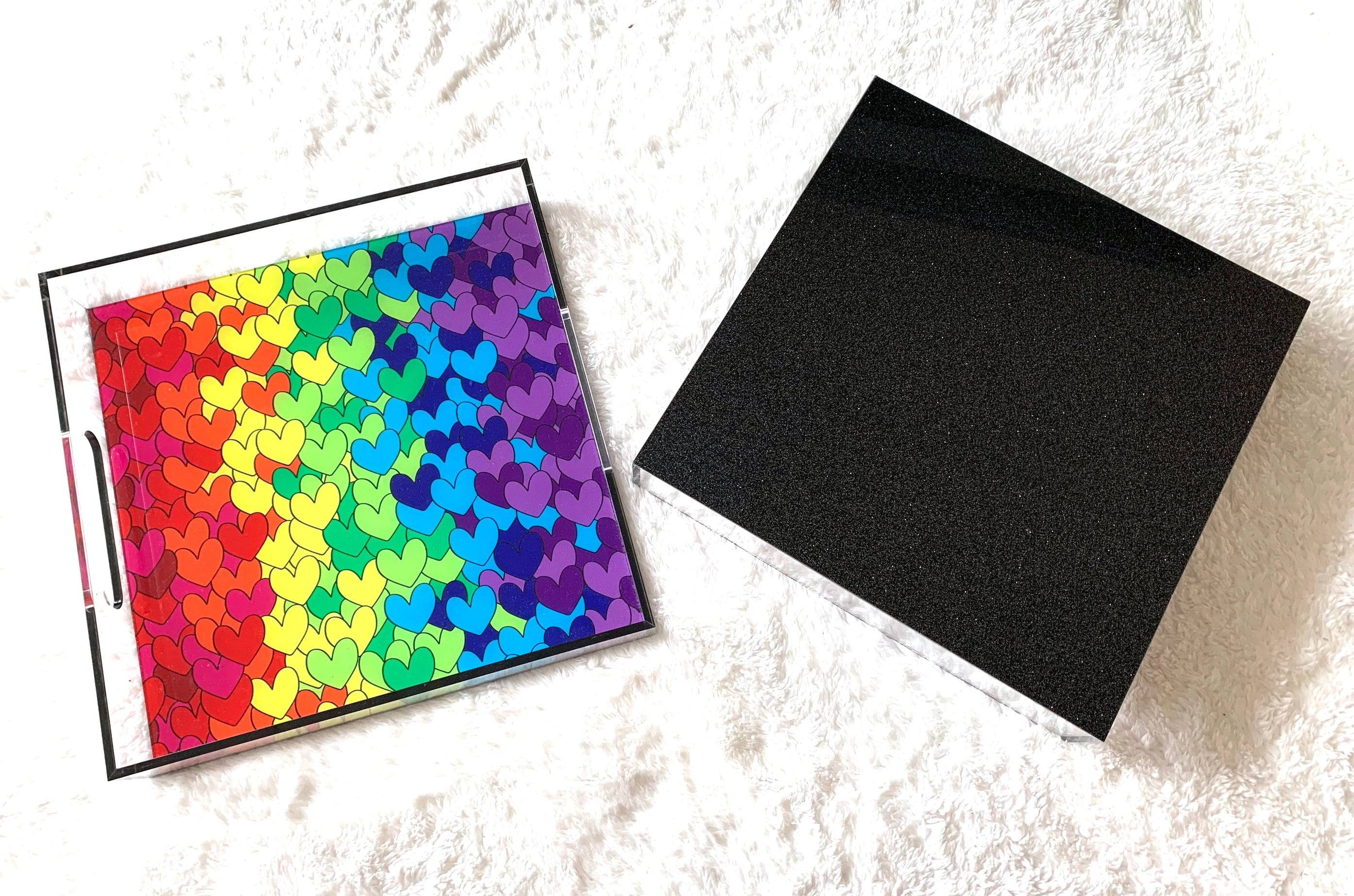 Plateau en acrylique – Coeurs colorés