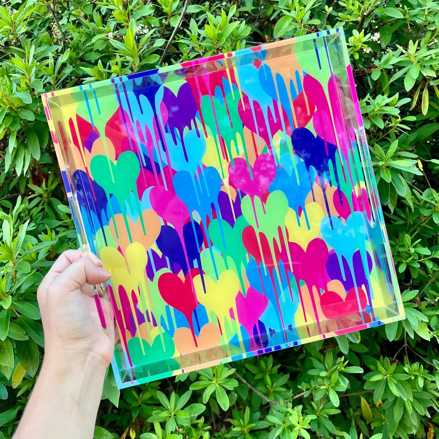 Plateau en acrylique avec coeurs dégoulinants