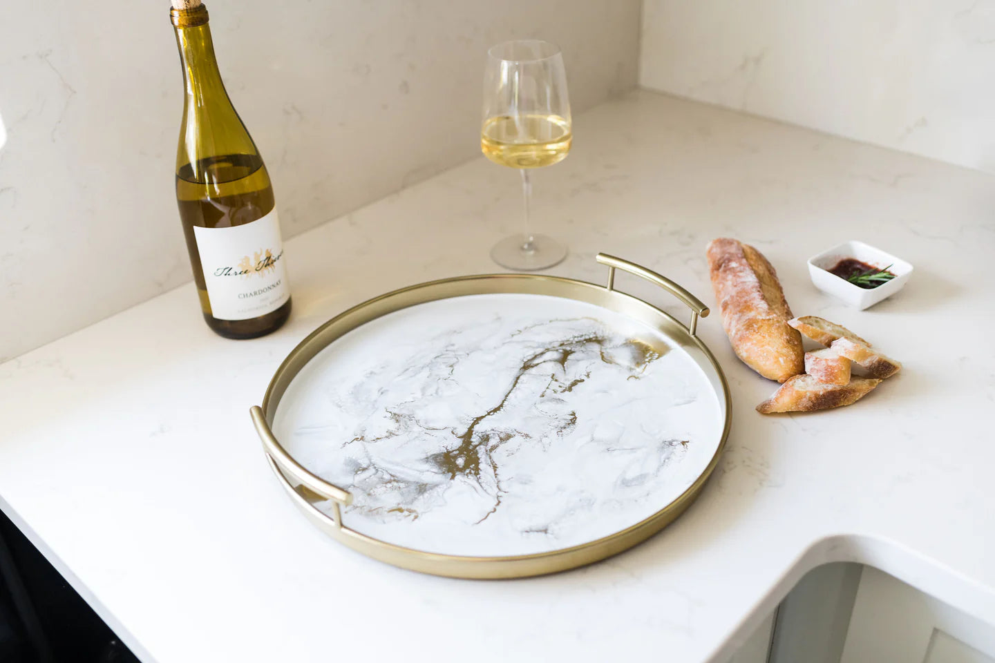 Plateau rond en résine dorée