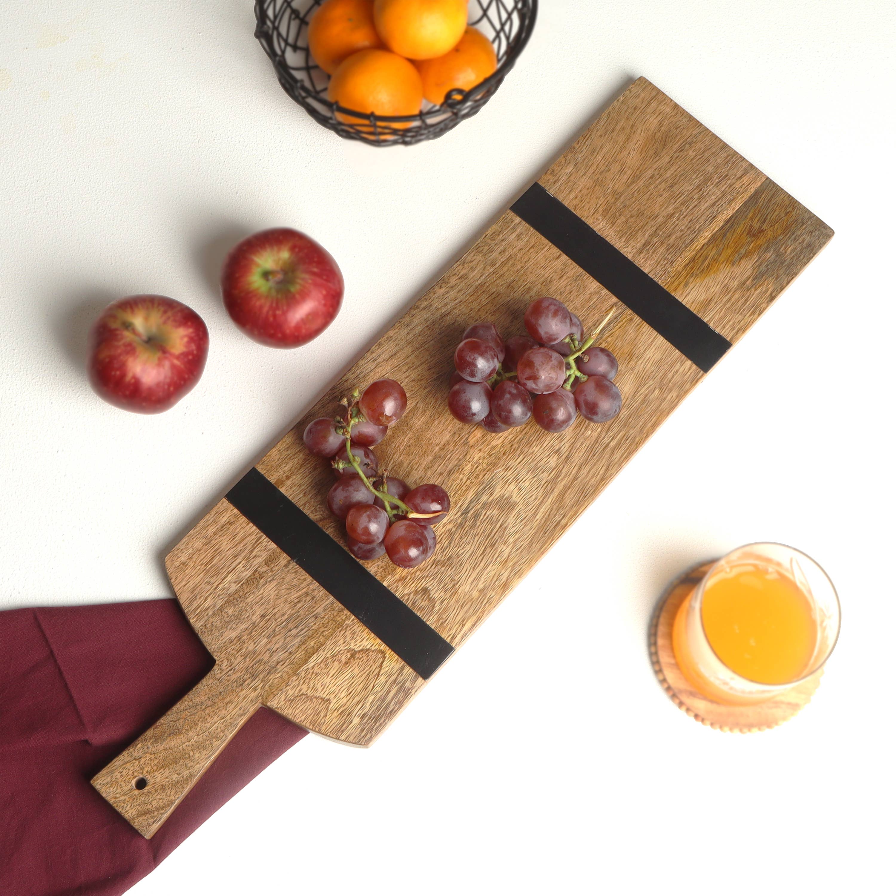 Planche en bois naturel à rayures noires