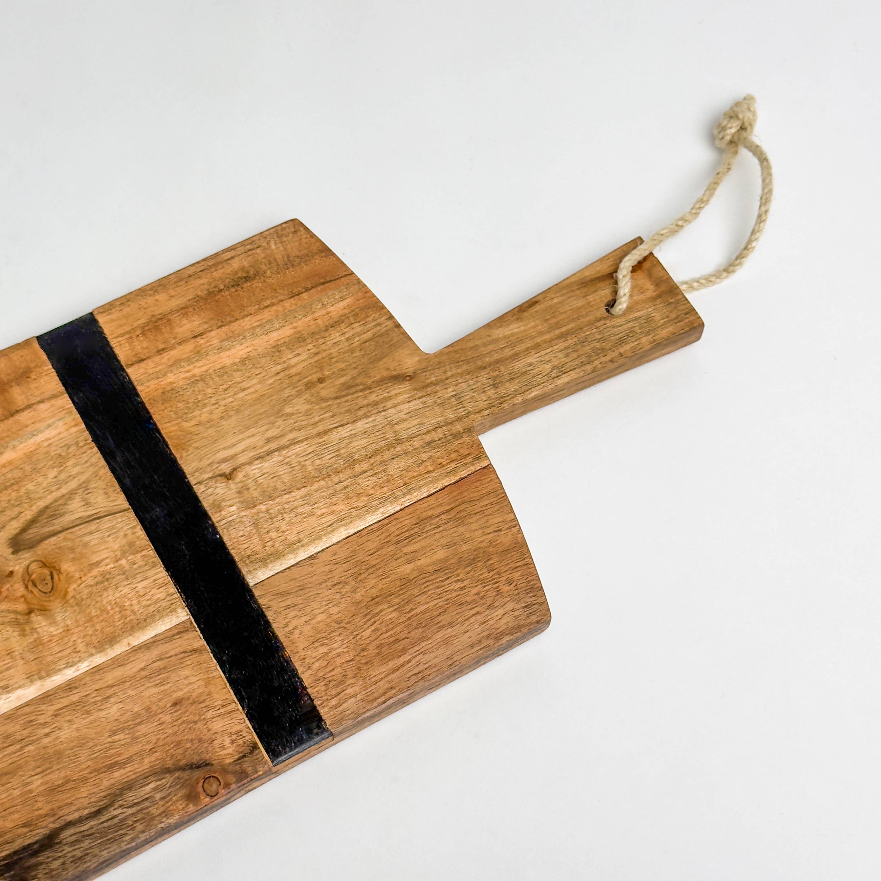 Planche en bois naturel à rayures noires