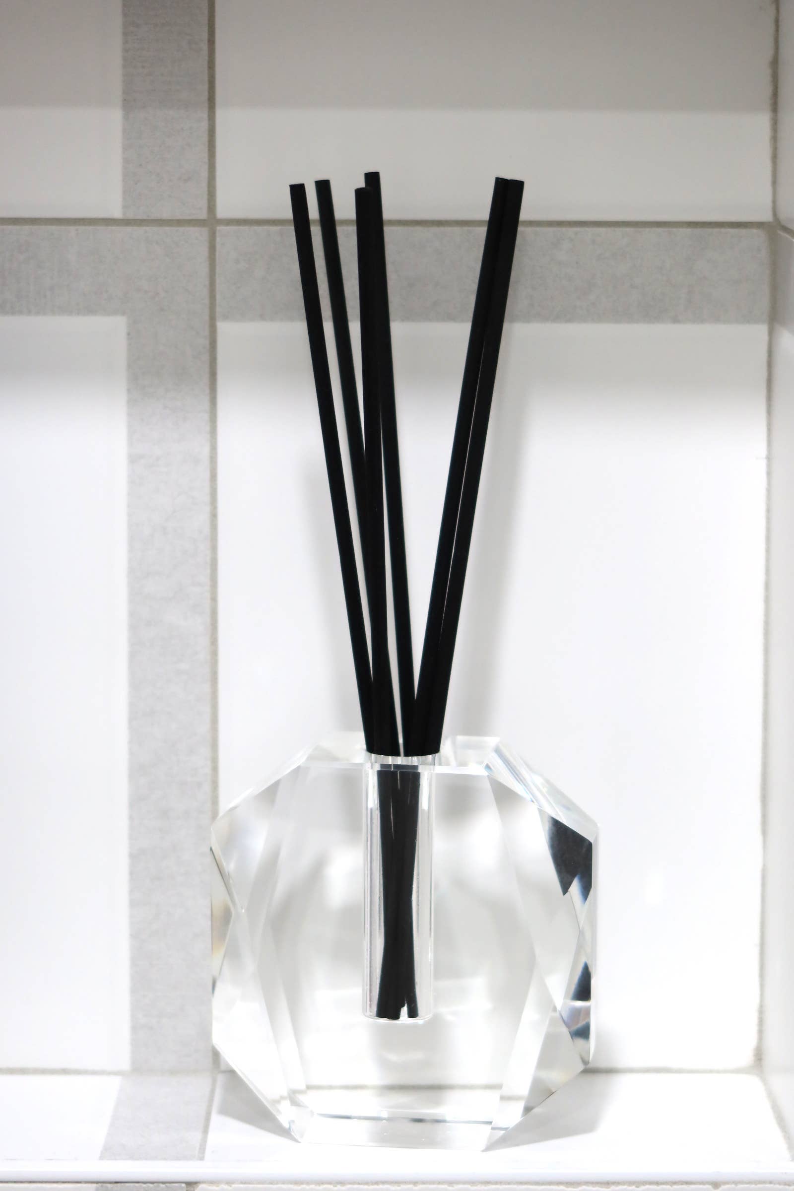 Diffuseur à cristaux au design tridimensionnel avec tiges noires