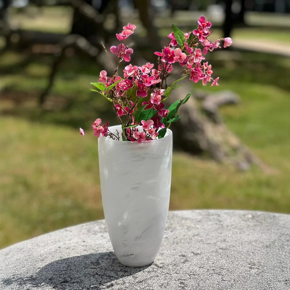 Vase en résine blanche à motifs tourbillonnants 