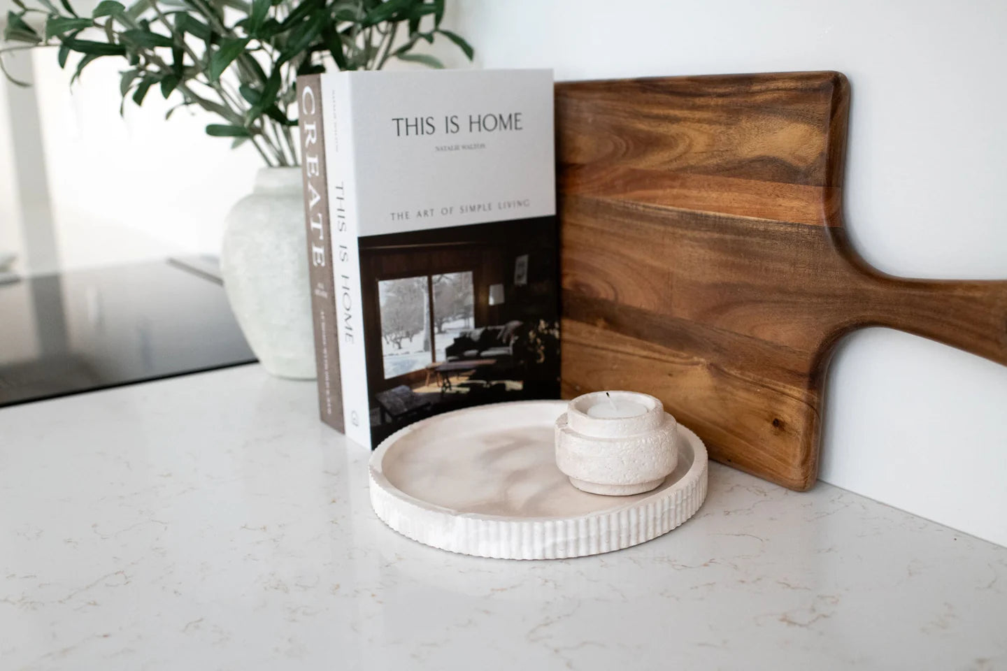 Fluted round tray - limestone