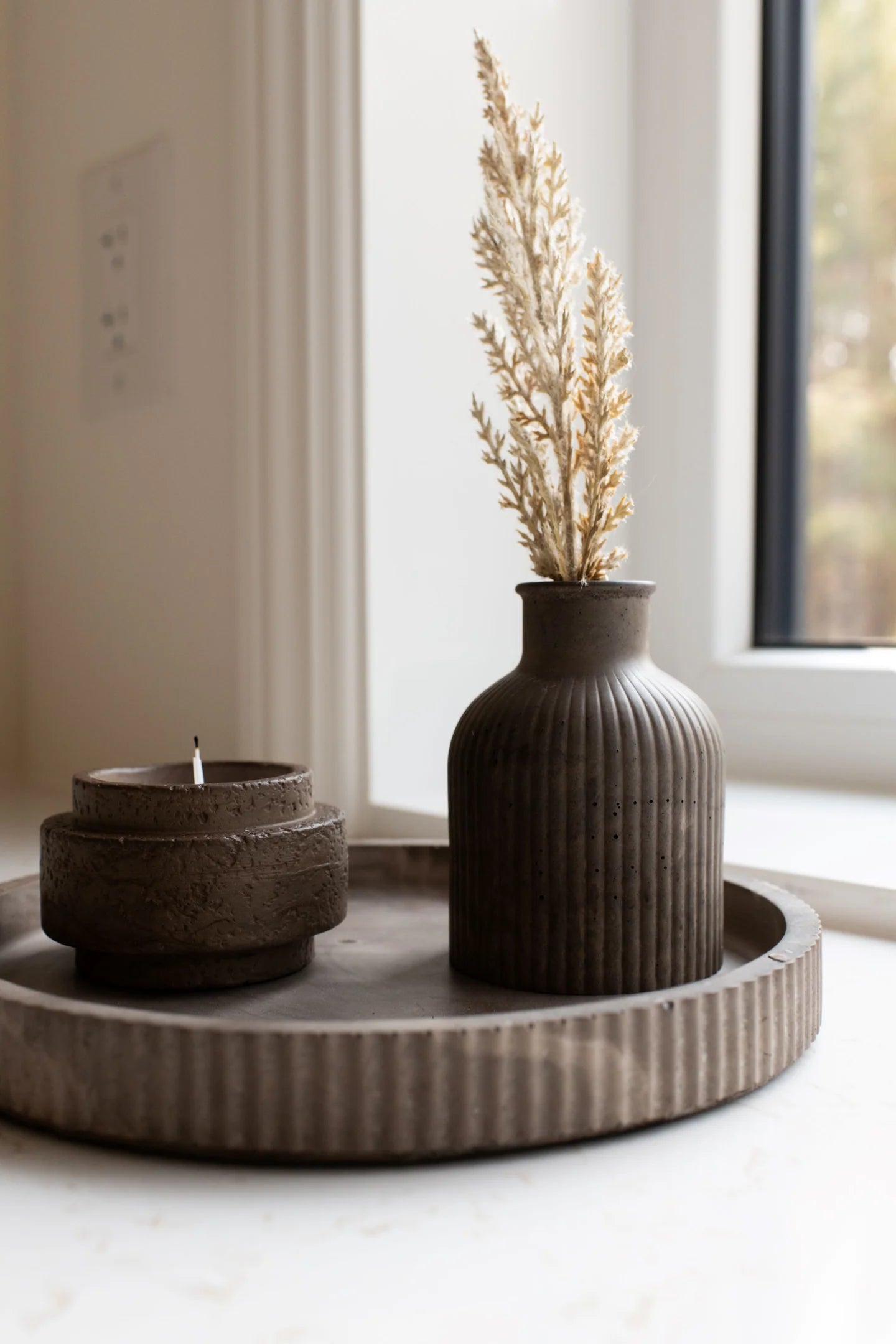 Fluted round tray - mocha stone