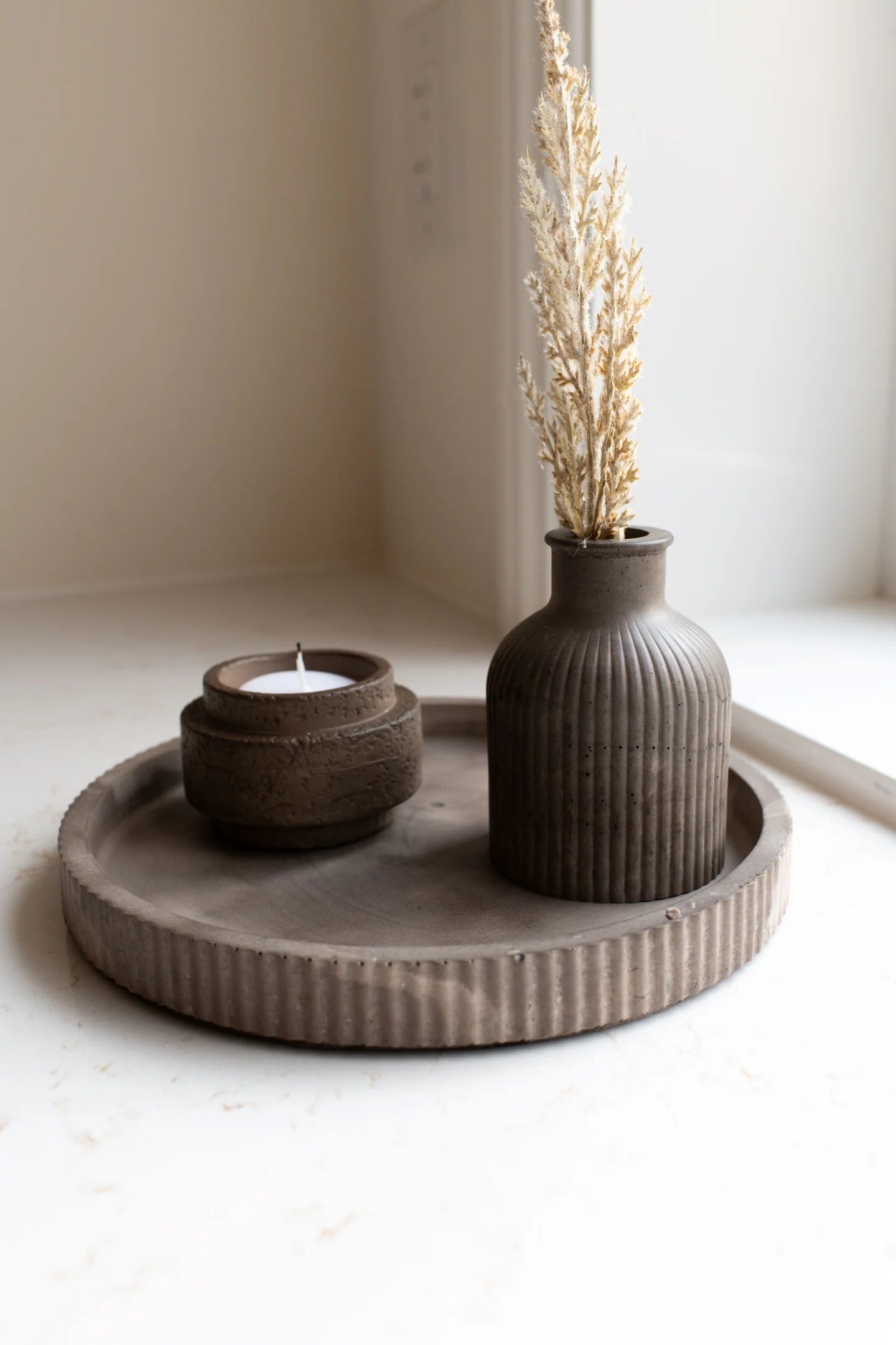 Fluted round tray - mocha stone