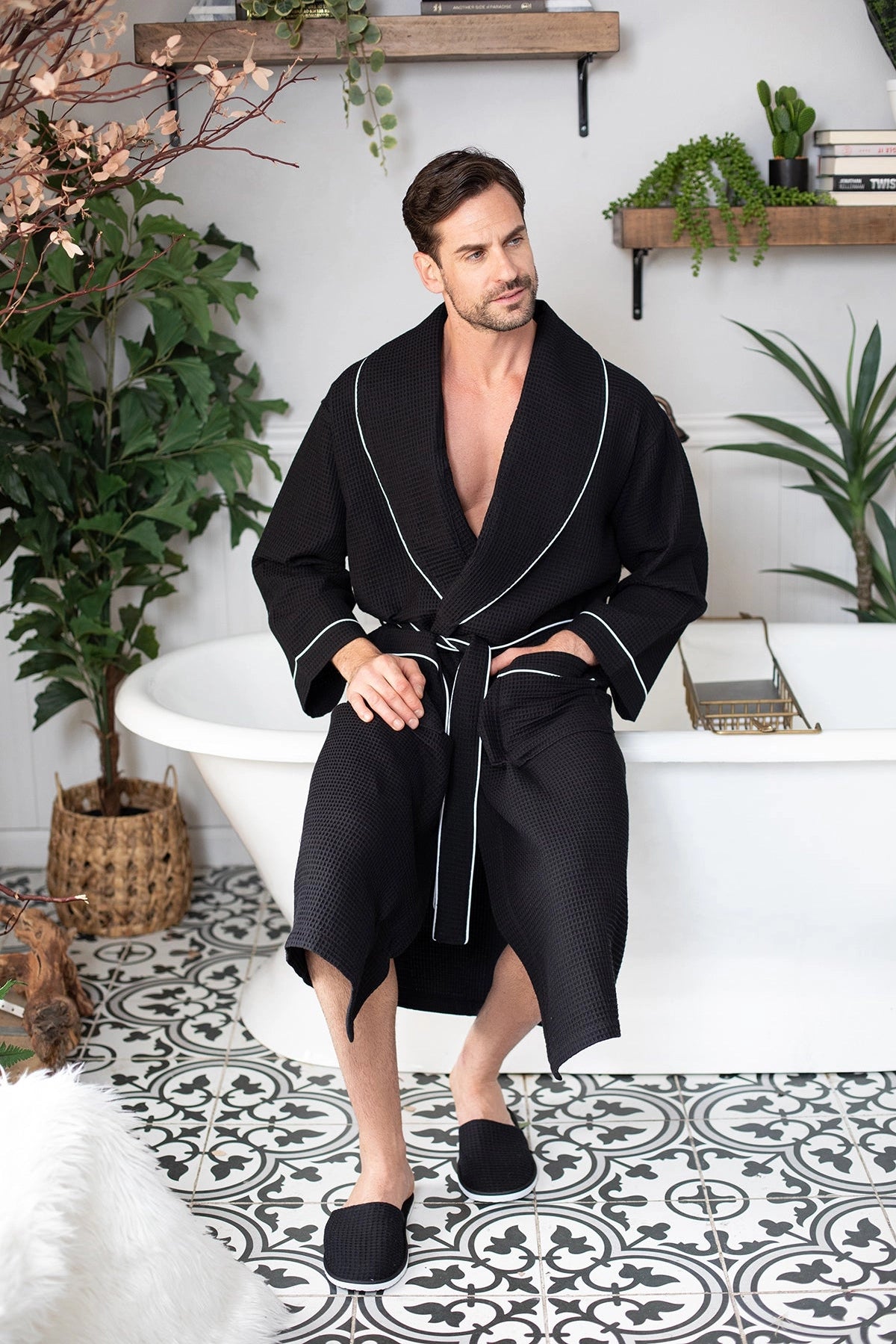 Men’s waffle piping robe and slipper set - black