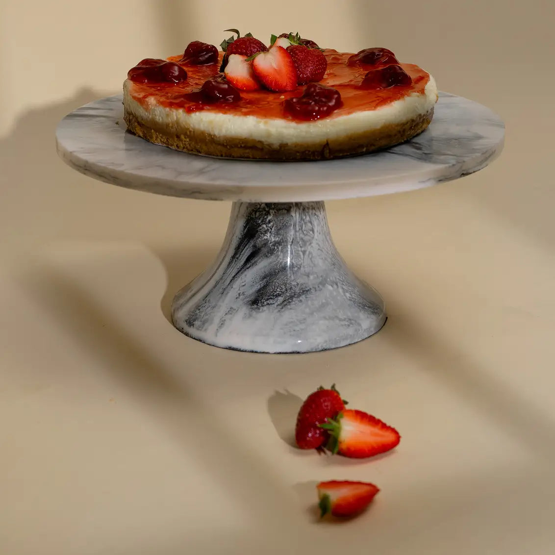 Radiant resin cake stand - black and white