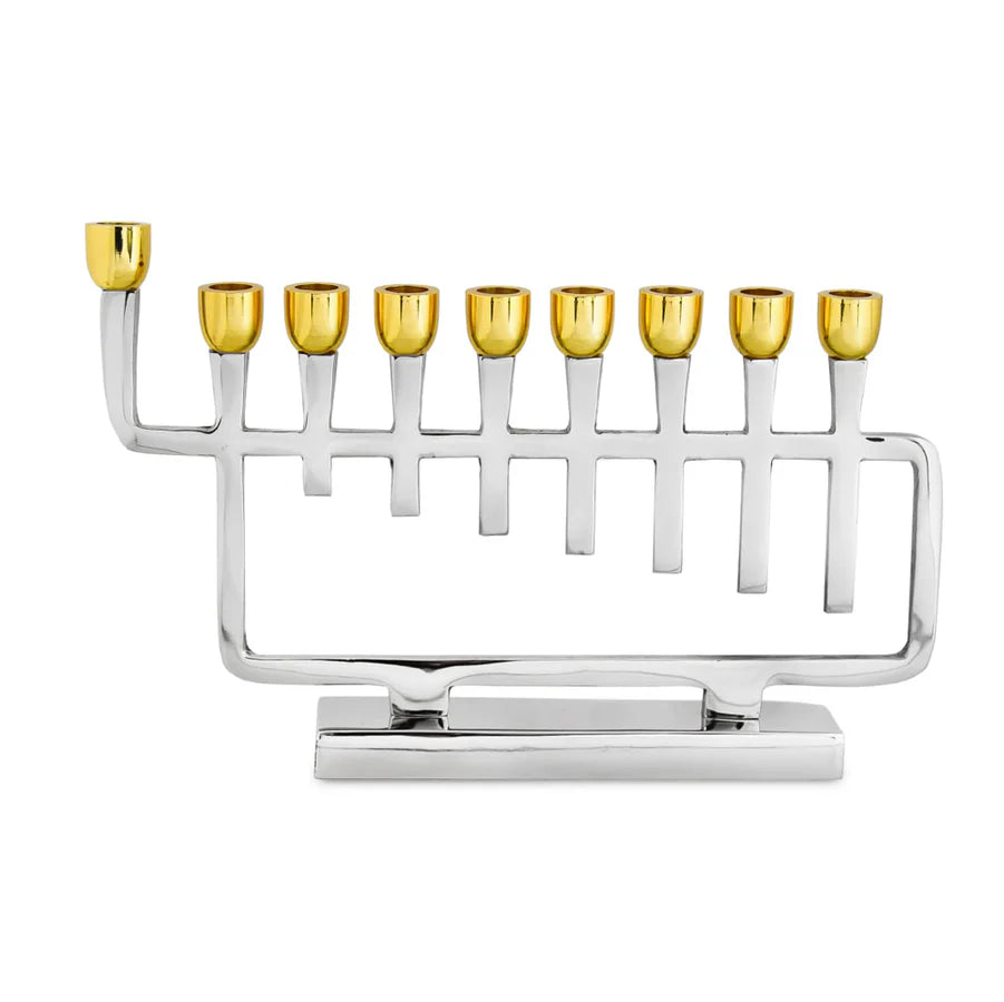 Menorah en argent poli avec coupelles à bougies dorées