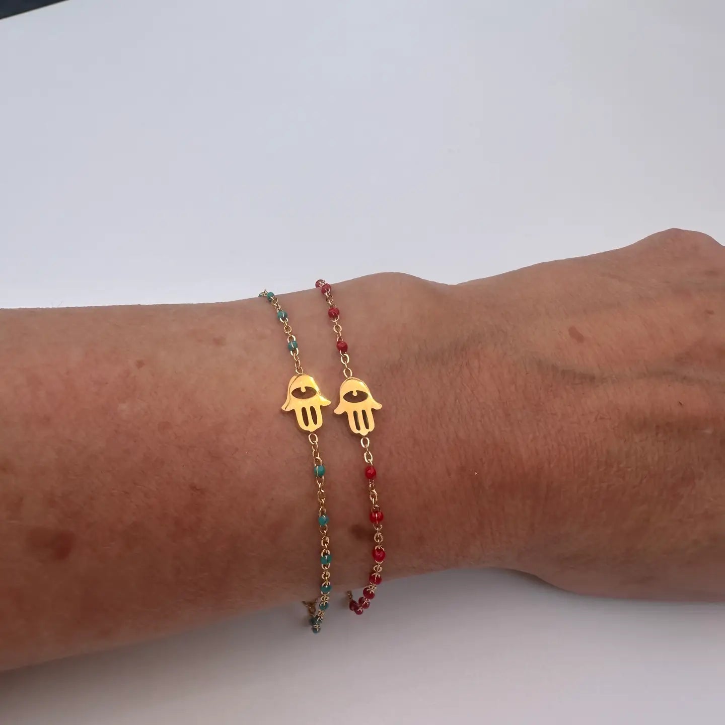 Bracelet en perles dorées Hamsa - rouge