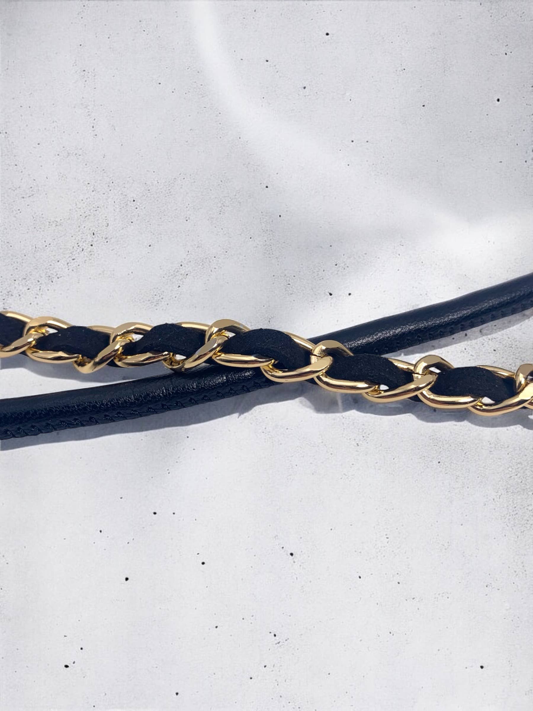 long phone chain-black